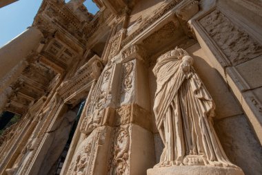 Efes 'teki Celsus Kütüphanesi. Antik Efes kentinde heykel, Selcuk İzmir, Türkiye. UNESCO Dünya Mirası alanı, Tiberius onuruna Ionia kıyısında antik bir Roma binasıdır..