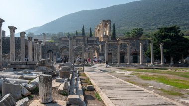 Efes, Selcuk İzmir, Türkiye - 15 Ekim 2019: Efes antik kenti. UNESCO Dünya Mirası alanı Ionia kıyısında antik bir Roma binasıdır. Türkiye 'de en çok ziyaret edilen antik kent