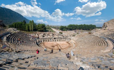Efes, Selcuk İzmir, Türkiye - 15 Ekim 2019: Eski Efes kentindeki eski amfitiyatro. UNESCO 'nun Dünya Mirası sahasında İyonya kıyılarında antik Roma binaları bulunuyor.. 