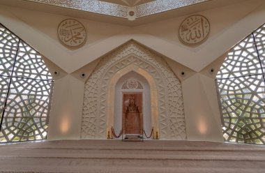 İstanbul, Türkiye - 22 Nisan 2019: Altunizade 'deki Marmara Üniversitesi İlahiyat Fakültesi Camii. Yeni modern cami. Tavan