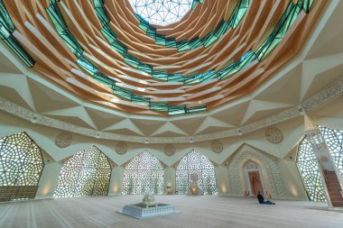 İstanbul, Türkiye - 22 Nisan 2019: Altunizade 'deki Marmara Üniversitesi İlahiyat Fakültesi Camii. Yeni modern cami. Tavan