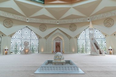 İstanbul, Türkiye - 22 Nisan 2019: Altunizade 'deki Marmara Üniversitesi İlahiyat Fakültesi Camii. Yeni modern cami. Tavan