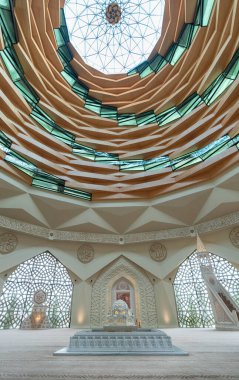 İstanbul, Türkiye - 22 Nisan 2019: Altunizade 'deki Marmara Üniversitesi İlahiyat Fakültesi Camii. Yeni modern cami. Tavan