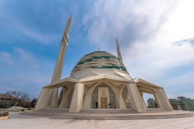 İstanbul, Türkiye. Altunizade 'deki Marmara Üniversitesi İlahiyat Fakültesi Camii. Yeni modern cami