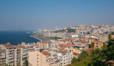 İzmir 'in Konak ilçesine yerleşim binaları ile göz atın. Ege Denizi 'ndeki İzmir Körfezi ve liman terminali. 