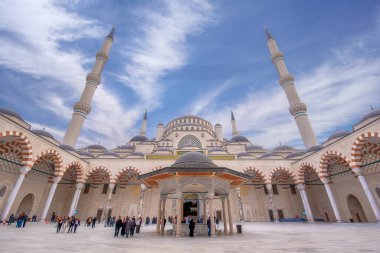 İSTANBUL, TURKEY - 16 Nisan 2019: Camlica Camii, gündüz. Yeni cami ve İstanbul 'un en büyüğü. Güzel Buyuk Camlica Tepesi tepesinde. Müze, sanat galerisi, kütüphane..
