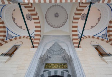 İSTANBUL, TURKEY - 16 Nisan 2019: Camlica Camii, gündüz. Yeni cami ve İstanbul 'un en büyüğü. Güzel Buyuk Camlica Tepesi tepesinde. Müze, sanat galerisi, kütüphane..