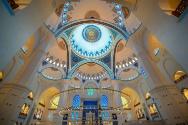 İstanbul, Türkiye - 06 Nisan 2019: Camlica Camii 'nin içi. Yeni cami ve İstanbul 'un en büyüğü. Güzel Buyuk Camlica Tepesi tepesinde. Bir müze, sanat galerisi içerir.