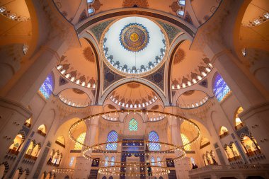 İstanbul, Türkiye - 06 Nisan 2019: Camlica Camii 'nin içi. Yeni cami ve İstanbul 'un en büyüğü. Güzel Buyuk Camlica Tepesi tepesinde. Bir müze, sanat galerisi içerir.