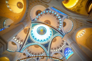 İstanbul, Türkiye - 06 Nisan 2019: Camlica Camii 'nin içi. Yeni cami ve İstanbul 'un en büyüğü. Güzel Buyuk Camlica Tepesi tepesinde. Bir müze, sanat galerisi içerir.