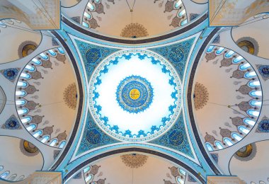İstanbul, Türkiye - 06 Nisan 2019: Camlica Camii 'nin içi. Yeni cami ve İstanbul 'un en büyüğü. Güzel Buyuk Camlica Tepesi tepesinde. Bir müze, sanat galerisi içerir.