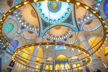 İstanbul, Türkiye - 06 Nisan 2019: Camlica Camii 'nin içi. Yeni cami ve İstanbul 'un en büyüğü. Güzel Buyuk Camlica Tepesi tepesinde. Bir müze, sanat galerisi içerir.