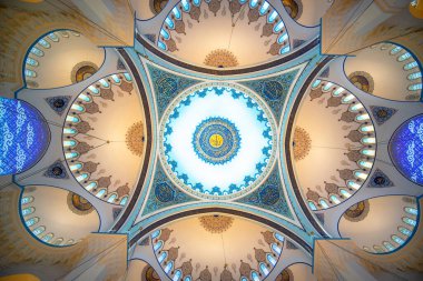 İstanbul, Türkiye - 06 Nisan 2019: Camlica Camii 'nin içi. Yeni cami ve İstanbul 'un en büyüğü. Güzel Buyuk Camlica Tepesi tepesinde. Bir müze, sanat galerisi içerir.