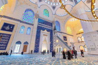İstanbul, Türkiye - 06 Nisan 2019: Camlica Camii 'nin içi. Yeni cami ve İstanbul 'un en büyüğü. Güzel Buyuk Camlica Tepesi tepesinde. Bir müze, sanat galerisi içerir.