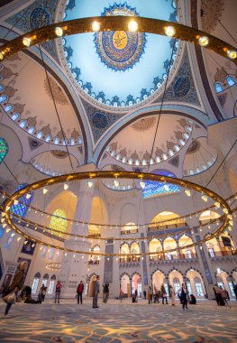 İstanbul, Türkiye - 06 Nisan 2019: Camlica Camii 'nin içi. Yeni cami ve İstanbul 'un en büyüğü. Güzel Buyuk Camlica Tepesi tepesinde. Bir müze, sanat galerisi içerir.