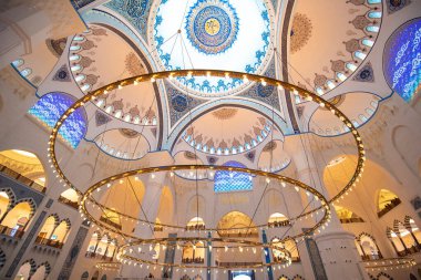 İstanbul, Türkiye - 06 Nisan 2019: Camlica Camii 'nin içi. Yeni cami ve İstanbul 'un en büyüğü. Güzel Buyuk Camlica Tepesi tepesinde. Bir müze, sanat galerisi içerir.