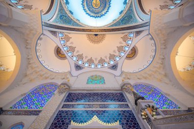 İstanbul, Türkiye - 06 Nisan 2019: Camlica Camii 'nin içi. Yeni cami ve İstanbul 'un en büyüğü. Güzel Buyuk Camlica Tepesi tepesinde. Bir müze, sanat galerisi içerir.