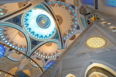 İstanbul, Türkiye - 06 Nisan 2019: Camlica Camii 'nin içi. Yeni cami ve İstanbul 'un en büyüğü. Güzel Buyuk Camlica Tepesi tepesinde. Bir müze, sanat galerisi içerir.