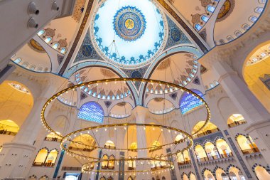 İstanbul, Türkiye - 06 Nisan 2019: Camlica Camii 'nin içi. Yeni cami ve İstanbul 'un en büyüğü. Güzel Buyuk Camlica Tepesi tepesinde. Bir müze, sanat galerisi içerir.