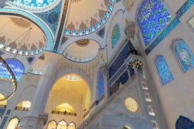İstanbul, Türkiye - 06 Nisan 2019: Camlica Camii 'nin içi. Yeni cami ve İstanbul 'un en büyüğü. Güzel Buyuk Camlica Tepesi tepesinde. Bir müze, sanat galerisi içerir.