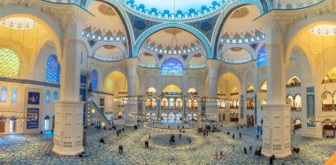 İstanbul, Türkiye - 06 Nisan 2019: Camlica Camii 'nin içi. Yeni cami ve İstanbul 'un en büyüğü. Güzel Buyuk Camlica Tepesi tepesinde. Bir müze, sanat galerisi içerir.