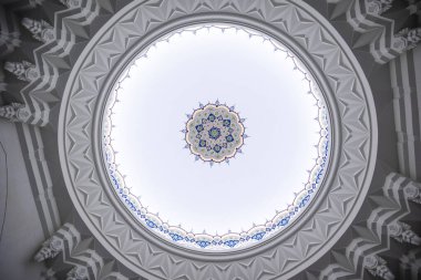 İstanbul, Türkiye - 06 Nisan 2019: Camlica Camii 'nin içi. Yeni cami ve İstanbul 'un en büyüğü. Güzel Buyuk Camlica Tepesi tepesinde. Bir müze, sanat galerisi içerir.