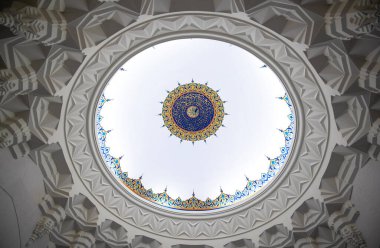 İstanbul, Türkiye - 06 Nisan 2019: Camlica Camii 'nin içi. Yeni cami ve İstanbul 'un en büyüğü. Güzel Buyuk Camlica Tepesi tepesinde. Bir müze, sanat galerisi içerir.
