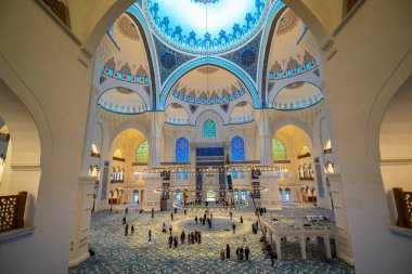İstanbul, Türkiye - 06 Nisan 2019: Camlica Camii 'nin içi. Yeni cami ve İstanbul 'un en büyüğü. Güzel Buyuk Camlica Tepesi tepesinde. Bir müze, sanat galerisi içerir.
