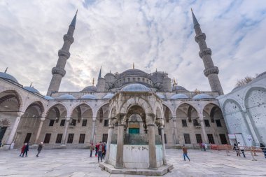 İstanbul, Türkiye - 01 Mayıs 2019: Mavi Cami, sabahın erken saatlerinde. Türkiye 'deki Osmanlı mimarisinin ünlü İslami anıtı olan altı minareli Sultanahmet Camii camii manzarası.