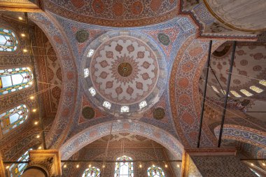 İstanbul, Türkiye - 26 Nisan 2019: Sultanahmet Meydanı 'nda Sultan Ahmet Camii' nin (Mavi Cami) içi. Türkiye 'nin restorasyon altındaki en muhteşem binalarından biri.