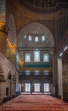 İstanbul, Türkiye - 26 Nisan 2019: Sultanahmet Meydanı 'nda Sultan Ahmet Camii' nin (Mavi Cami) içi. Türkiye 'nin restorasyon altındaki en muhteşem binalarından biri.