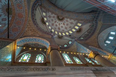 İstanbul, Türkiye - 26 Nisan 2019: Sultanahmet Meydanı 'nda Sultan Ahmet Camii' nin (Mavi Cami) içi. Türkiye 'nin restorasyon altındaki en muhteşem binalarından biri.