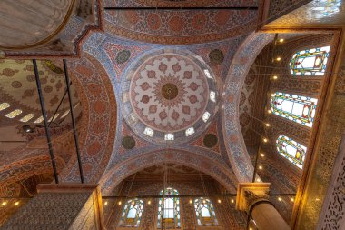 İstanbul, Türkiye - 26 Nisan 2019: Sultanahmet Meydanı 'nda Sultan Ahmet Camii' nin (Mavi Cami) içi. Türkiye 'nin restorasyon altındaki en muhteşem binalarından biri.