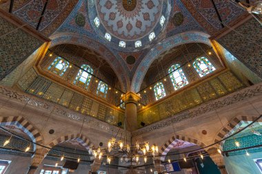 İstanbul, Türkiye - 26 Nisan 2019: Sultanahmet Meydanı 'nda Sultan Ahmet Camii' nin (Mavi Cami) içi. Türkiye 'nin restorasyon altındaki en muhteşem binalarından biri.