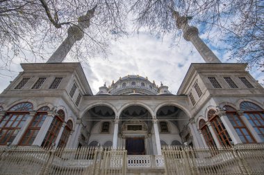 İstanbul, Türkiye - 26 Nisan 2019: İstanbul Tophane ilçesinde Sultan 2. Mahmut tarafından inşa edilen Nusretiye Camii 'nin manzarası ve 1826 yılında ibadete açıldı. Mimar Krikor Balyan.