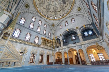 İstanbul, Türkiye - 26 Nisan 2019: İstanbul Tophane ilçesinde Sultan 2. Mahmut tarafından inşa edilen Nusretiye Camii 'nin içi 1826 yılında ibadete açıldı. Mimar Krikor Balyan.
