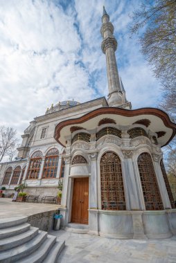 İstanbul, Türkiye - 04 Mayıs 2019: İstanbul Tophane ilçesinde Sultan 2. Mahmut tarafından inşa edilen Nusretiye Camii 'nin manzarası ve 1826 yılında ibadete açıldı. Mimar Krikor Balyan.