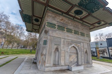 İstanbul, Türkiye - 04 Mayıs 2019: Kilic Ali Paşa Camii 'nin yanındaki Armory Meydanı Çeşmesi manzarası, Osmanlı İmparatorluğu' nun Büyük Mimarı Sinan Ağa tarafından tasarlandı ve inşa edildi. Tophane kompleksi