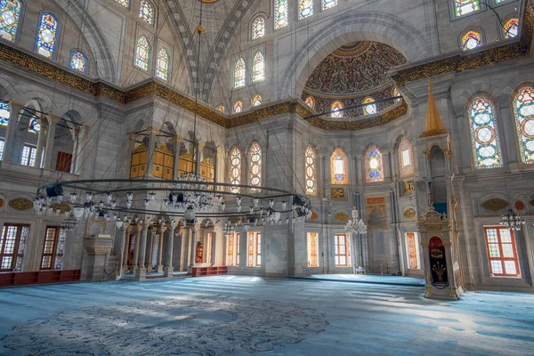 İstanbul, Türkiye - 12 Nisan 2019: İstanbul 'da inşa edilen ilk barok bina olan Nuruosmaniye Camii' nin içi. 1755 'te, Sultan III. Osman döneminde.