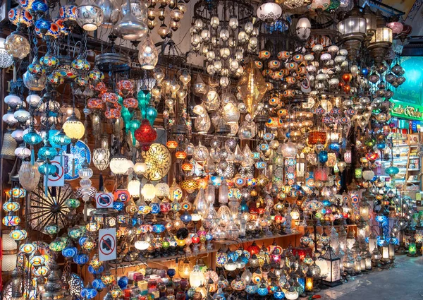 İstanbul, Türkiye - 12 Nisan 2019: Hediyelik eşya dükkanında inanılmaz el yapımı Türk lambaları. Renkli cam mozaiği. Sıcak bir atmosfer. Grand Bazaar 'da satılık lambalar (kapali carsi)