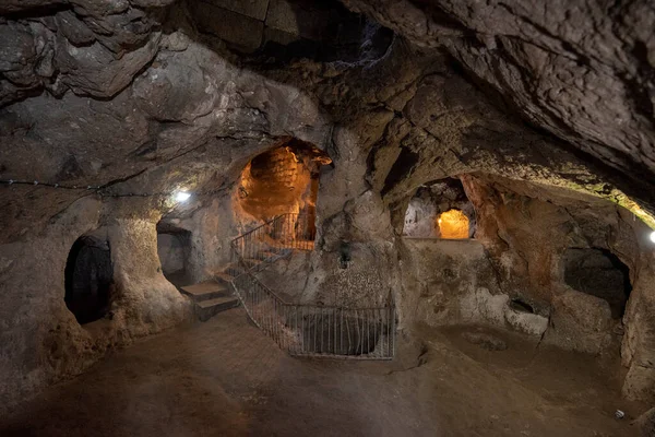 Nevsehir, Türkiye. Kapadokya 'daki Kaymakli Derinkuyu Yeraltı Kenti Tüneli. Eski, çok katlı bir mağara şehri.