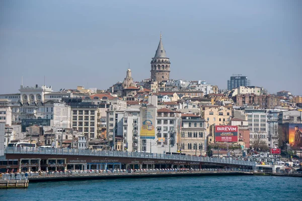 İstanbul, Türkiye - 16 Nisan 2019: Altın Boynuz üzerinde ünlü Galata Kulesi bulunan Galata İlçesi Sahnesi. Galata Kulesi şehrin en önemli turistik yerlerinden biridir.. 