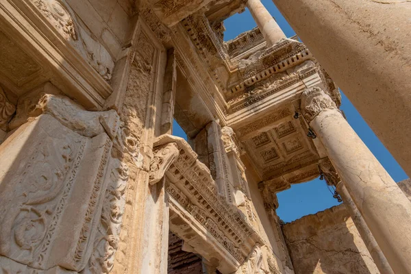Efes 'teki Celsus Kütüphanesi. Antik Efes kentinde heykel, Selcuk İzmir, Türkiye. UNESCO Dünya Mirası alanı, Tiberius onuruna Ionia kıyısında antik bir Roma binasıdır..