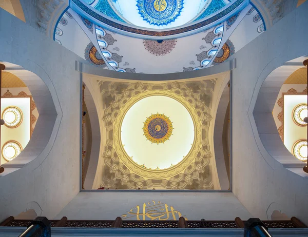 İstanbul, Türkiye - 06 Nisan 2019: Camlica Camii 'nin içi. Yeni cami ve İstanbul 'un en büyüğü. Güzel Buyuk Camlica Tepesi tepesinde. Bir müze, sanat galerisi içerir.