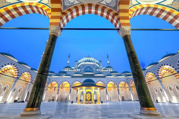 Mešita Camlica Noci Nová Mešita Největší Istanbulu Turecko Nachází Krásném — Stock fotografie