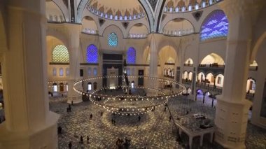 İstanbul, Türkiye - 06.02.2020: Camlica Camii 'nin içi. Yeni cami ve İstanbul 'un en büyüğü. Güzel Buyuk Camlica Tepesi tepesinde. Bir müze, sanat galerisi içerir.