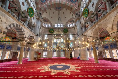 İstanbul, Türkiye - 28 Nisan 2019: Kilic Ali Paşa Camii 'nin içi, 1580 ile 1587 yılları arasında Osmanlı İmparatorluğu' nun Büyük Mimarı Sinan Ağa tarafından tasarlandı ve inşa edildi.