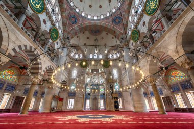 İstanbul, Türkiye - 28 Nisan 2019: Kilic Ali Paşa Camii 'nin içi, 1580 ile 1587 yılları arasında Osmanlı İmparatorluğu' nun Büyük Mimarı Sinan Ağa tarafından tasarlandı ve inşa edildi.