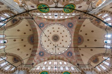 İstanbul, Türkiye - 28 Nisan 2019: Kilic Ali Paşa Camii 'nin içi, 1580 ile 1587 yılları arasında Osmanlı İmparatorluğu' nun Büyük Mimarı Sinan Ağa tarafından tasarlandı ve inşa edildi.