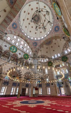 İstanbul, Türkiye - 28 Nisan 2019: Kilic Ali Paşa Camii 'nin içi, 1580 ile 1587 yılları arasında Osmanlı İmparatorluğu' nun Büyük Mimarı Sinan Ağa tarafından tasarlandı ve inşa edildi.